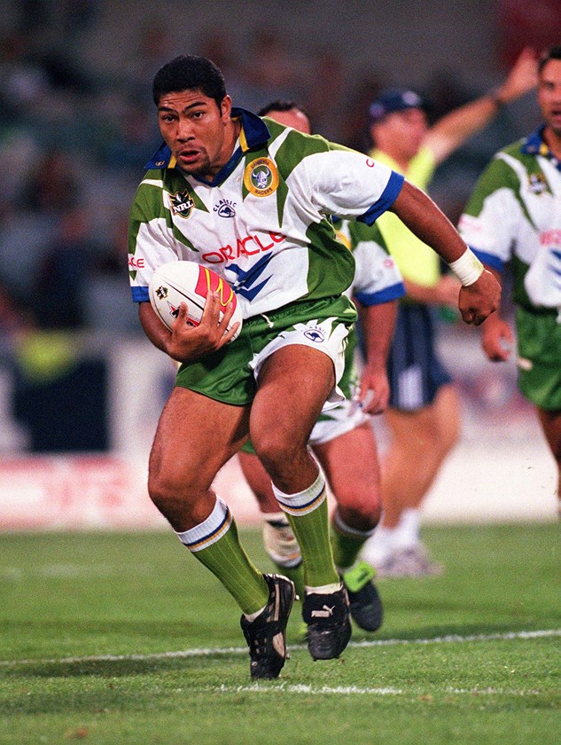 Lesley Vainikolo was a damaging force on the wing for the Raiders and would later become one of the most prolific try-scoring wingers the game has seen.
